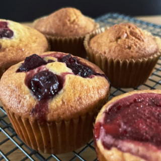 奥はプレーンなバナナマフィン。バナナをスライスしてのせてもかわいい。手前はベリーをのせたもの。最後に粉糖を少しふってもOK