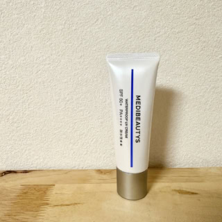 汗などに触れると効果が落ちるのではなく、膜の強度がアップする技術がすごい!美容液成分も豊富に含み「守り」と「攻め」を両立。UVJC メディビューティーズ ウォータープルーフ UVクリーム SPF50+・PA++++ 50g ¥5,500(自由が丘クリニックドクターズコスメティクス)