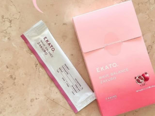 個包装になっていて持ち歩きしやすく、スティック状なのでサクッと食べられるのもいい。WAVE BALANCE ZAKURO 30袋 ¥8,910初回、初回定期価格 ¥8,287/EKATO