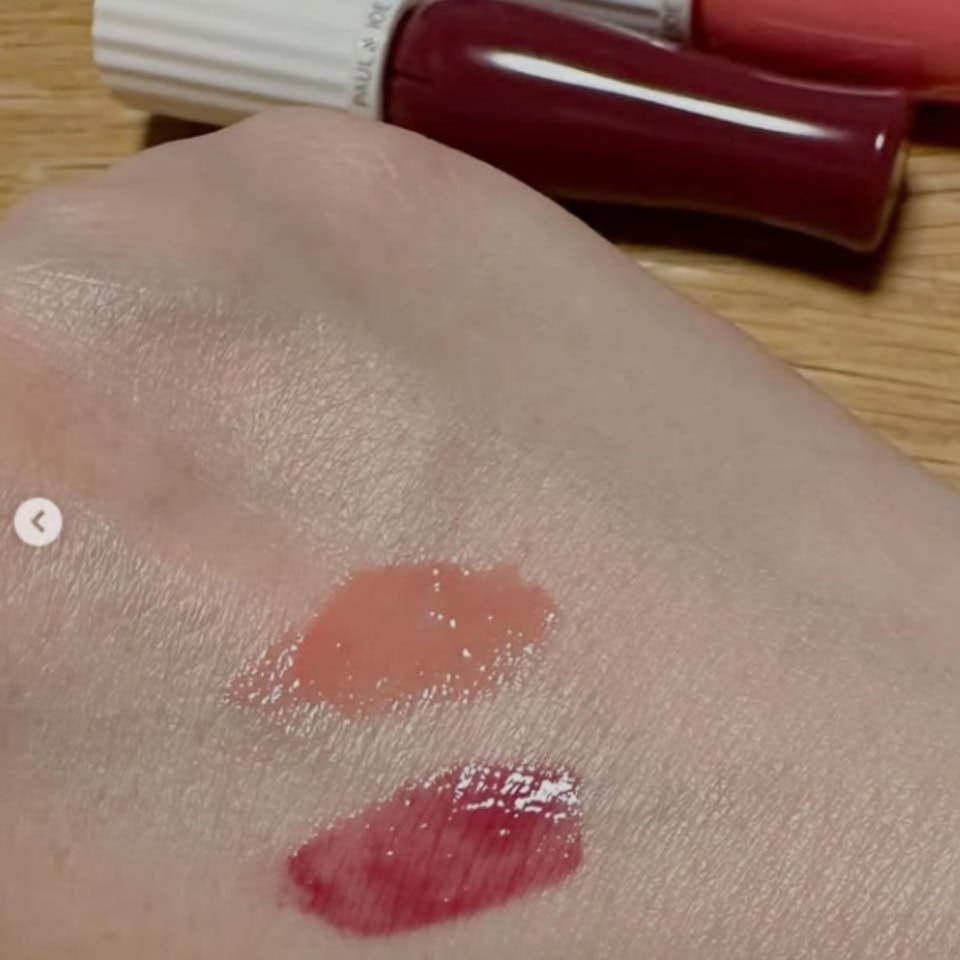 リップの推しカラーはこの２色！上から：じゅわりと血色感がにじむヘルシーなピュアピンク「09 ピーチジェリー」、とろりとみずみずしい摘みたてのようなローズピンク「08 ロージーウィンク」。