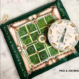 コレクターにはたまらない限定パッケージ＆ポーチつき！プロテクティング フェイス パウダー SPF50＋ PA++++ ¥5500（ポール & ジョー ボーテ）※5月1日限定発売