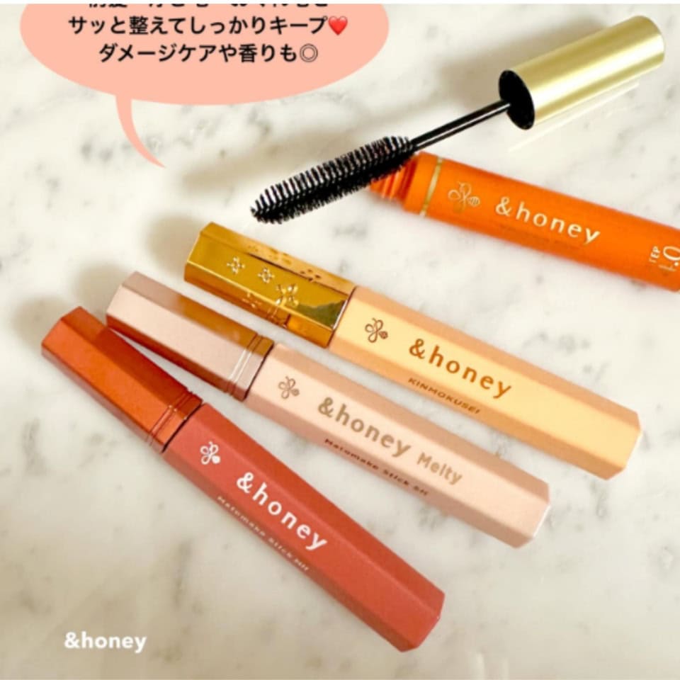 前髪、浮き毛、遅れ毛をさっと整えてしっかりキープ。&honey マトメイク スティック 4.0 、&honey マトメイク スティック スーパーホールド4.0、&honey キンモクセイ マトメイク スティック4.0、&honey マトメイク スティック ミラクルホールド4.0 各¥1,078（ヴィークレア）