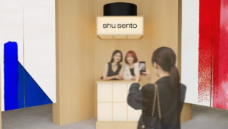 番台に一歩足を踏み入れるとそこはもう「shu sento」の世界!ロッカーの扉を開けてベースメイクの探求へ。ロッカーの中の質問に答えていくと、新作「アンリミテッド ブロック:ブースター アドバンスド」から似合うカラーを見つけられるし仕組みが楽しい。