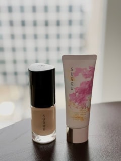 均一なヴェールを作る最強のコンビネーション。右から:プロテクティング デイ クリーム 50g SPF50・PA++++ UV耐水性★★ \11,500 ※写真は限定デザイン、ザ リクイド ファンデーション 全12色 30mL ¥11,000(共にスック)