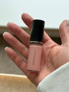 「顔色」を美しく魅せるリキッドタイプのフェイスカラー。チップを手にとり、指でポンポンとのせるだけでOK。コンプレクション フェイス カラー 03 ¥4,950(スック)