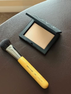 繊細なスキントーンシェードが肌にシームレスに溶け込みます。保湿成分も配合しているので乾燥からもお肌をプロテクト。ライトリフレクティングセッティングパウダー プレスト N FOG 10g ¥6,490(NARS)