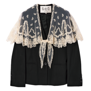 レースのケープを纏ったかのような、クラシカルで心ときめくデザイン。レース付きジャケット¥128,700（シーニューヨーク／S&T）