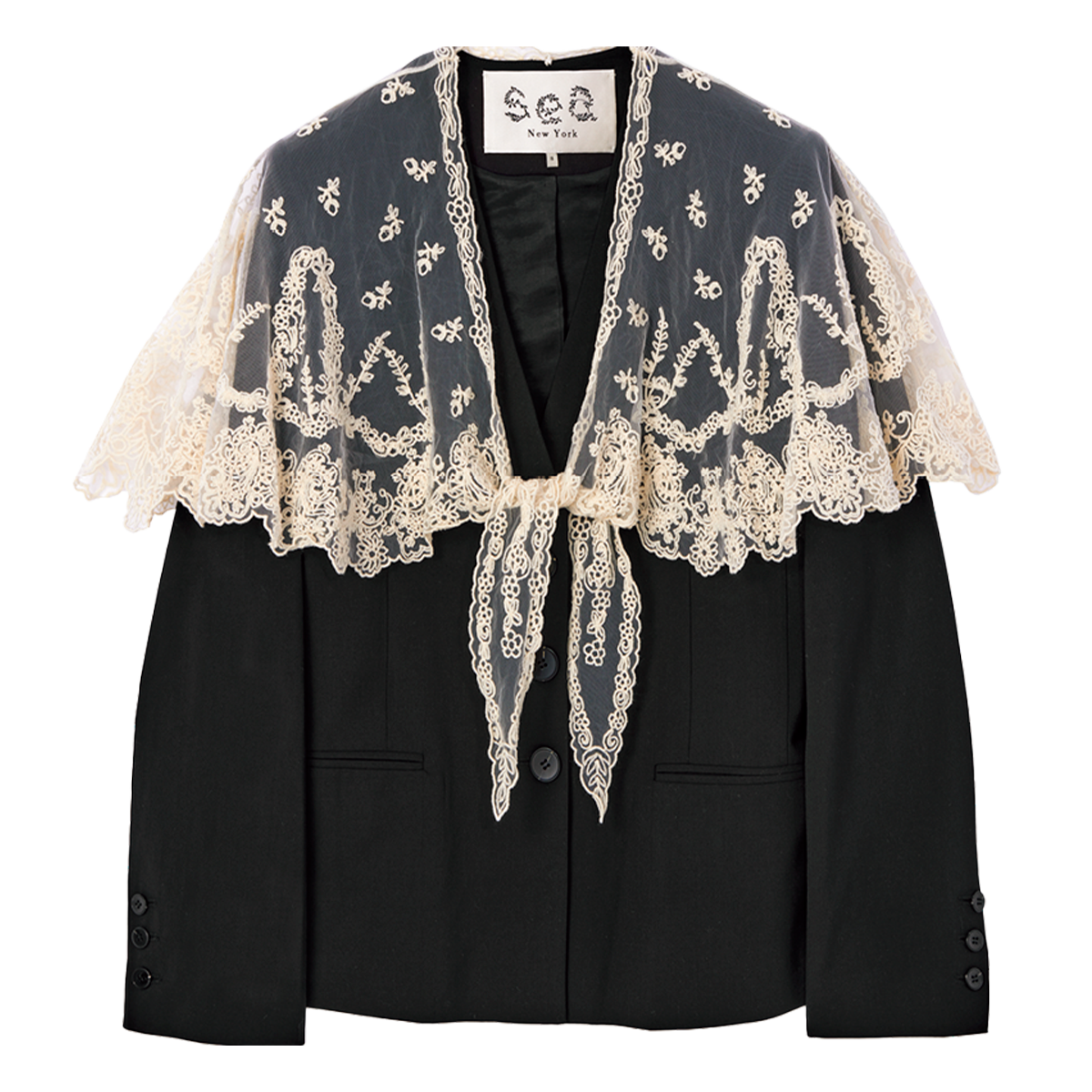 レースのケープを纏ったかのような、クラシカルで心ときめくデザイン。レース付きジャケット¥128,700（シーニューヨーク／S&T）