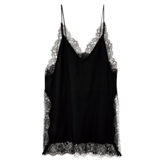 人気継続中のランジェリータッチなアイテム。ミニドレスの丈ゆえ、Tシャツの裾からチラ見せしても。キャミソール¥37,950（エイチ ビューティー&ユース）