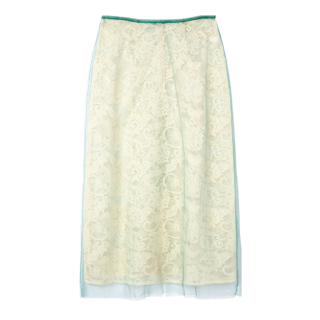 レースとチュールがレイヤードされたミドル丈スカート。デニムと合わせるのもオススメ。スカート¥39,600（マージ／S&T）