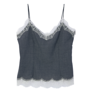 ジャケットを羽織ったり、Tシャツに重ねたり、デイリースタイルに取り入れて。キャミソール¥119,900（マディソンブルー）