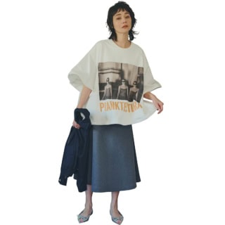 ボリュームたっぷりのフレアシルエットのスカートは、あえてビッグサイズのTシャツを合わせ、カジュアルな装いに。スカート¥34,100（ロンハーマン）、Tシャツ¥25,300（プランクプロジェクト／プランクプロジェクト 青山店）、手に持ったブルゾン¥132,000（マディソンブルー）、シューズ¥40,700（ピッピシック／ユナイテッドアローズ 渋谷スクランブルスクエア店）、ピアス¥199,100（ソフィーブハイ／エスケーパーズ アナザーワールド）