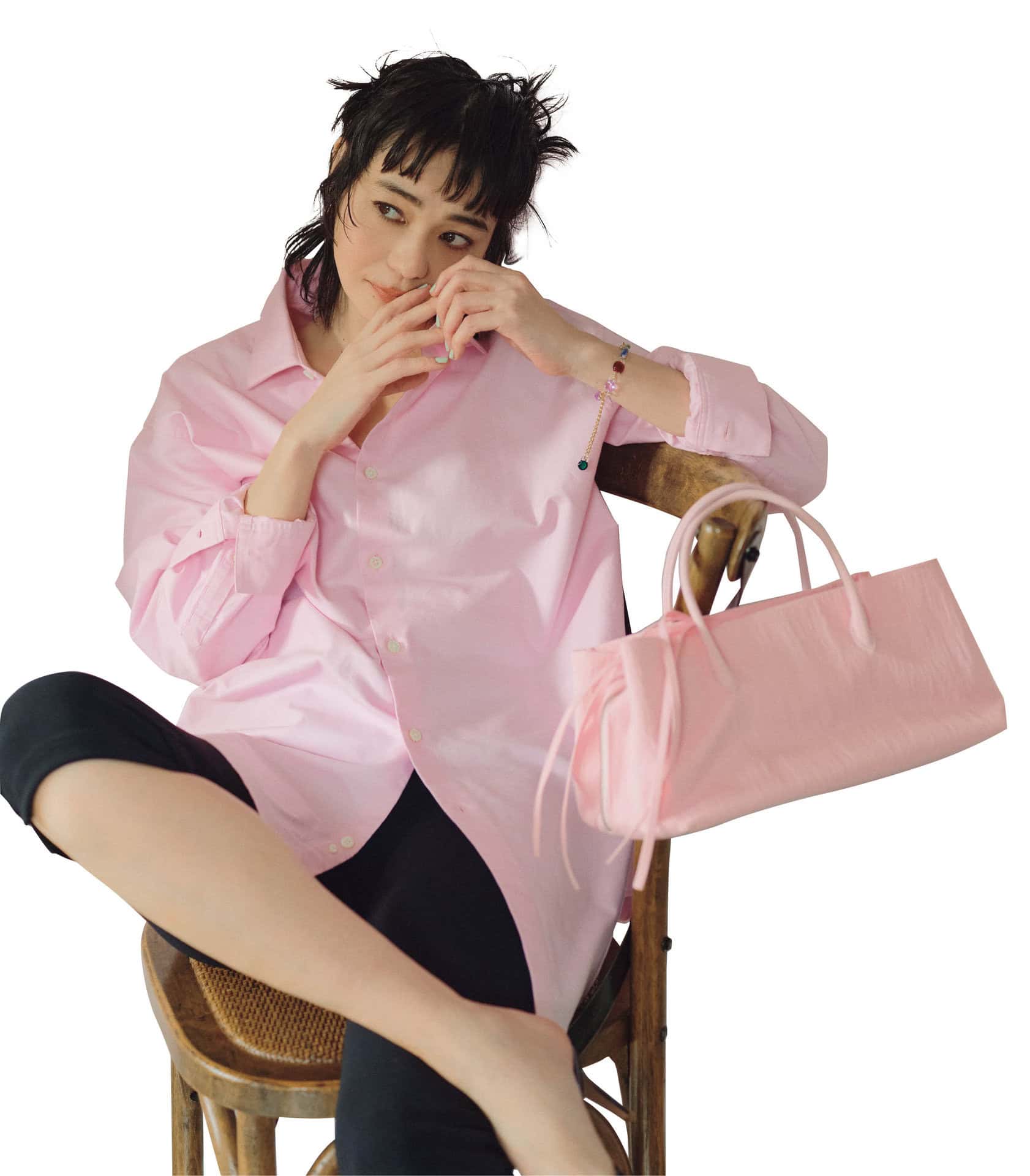 クリーンなシャツと相反するサイクリングパンツ、旬なコンビネーションでアップデートを目指して。シャツ¥24, 200、パンツ¥15,400（共にザ シンゾーン／シンゾーン 表参道本店）、サンダル¥64,900（ペリーコ／アマン）、バッグ¥47,300（メアリ オル ターナ／ユナイテッドアローズ 渋谷スクランブルスクエア店）、ピアス¥26,400、ブレスレット¥30,800（共にレヴェンス／RHC ロンハーマン）