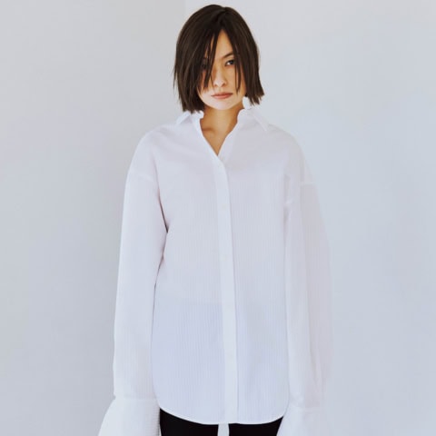 今季一番着たい！【正統派シャツ】はレイヤードや意外なボトム合わせでのアップデートがマスト