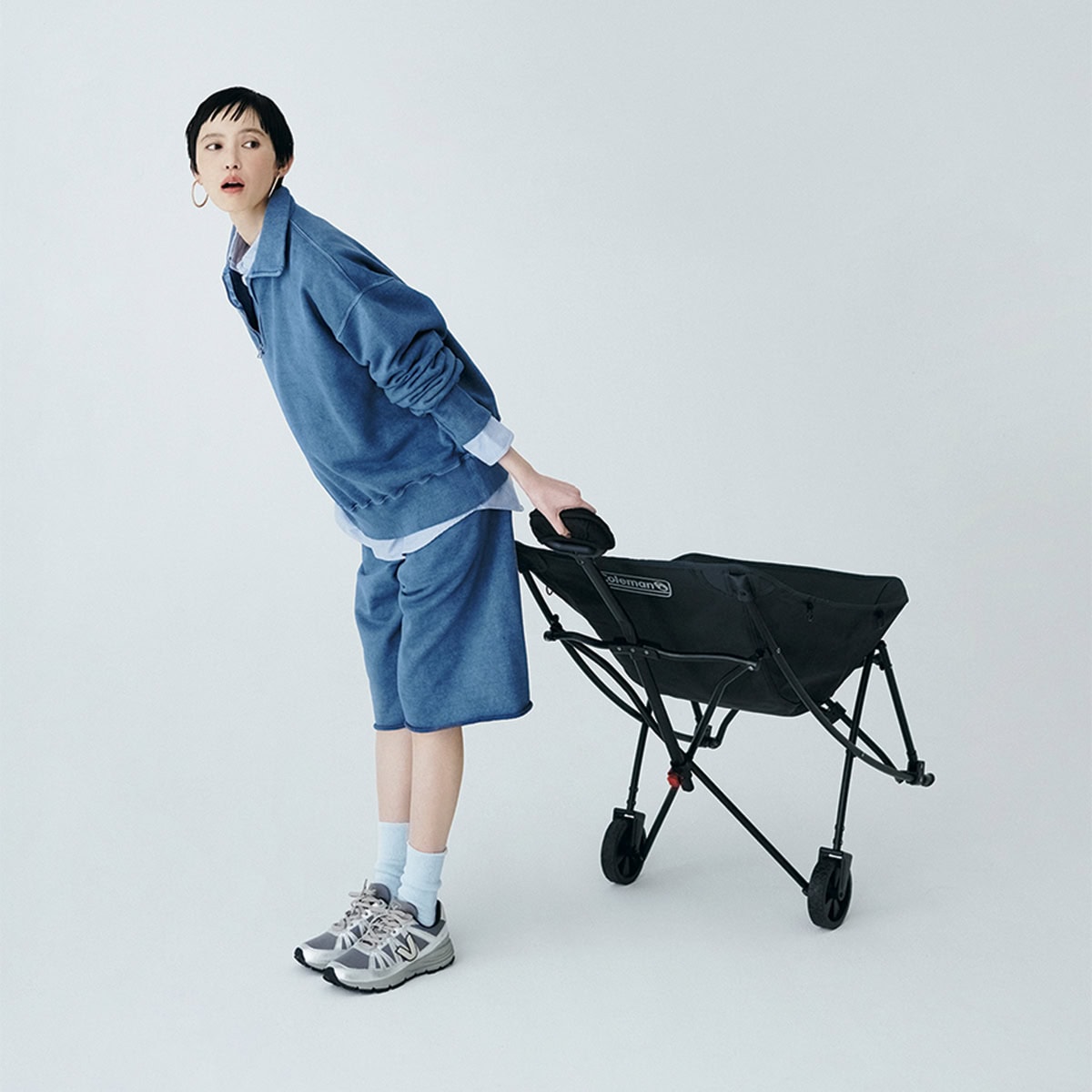 ワンマイルチェア¥9,350（コールマン／コールマン カスタマーサービス）、スエット¥33,000、パンツ¥33,000（共にウル／エンケル）、シャツ¥39,600（INDIVIDUALIZED SHIRTS）、ソックス※2セット¥2,970（THE RAILROAD SOCK／共にメイデンカンパニー）、イヤリング¥2,080（FADERA VIVIE）、靴¥34,100（ヴェジャ／シードコーポレーション）