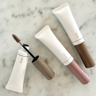 ピメル うそつき眉マスカラ 定番2色 限定1色 各¥1,320(pdc)※3月18日発売。テクニックレスなのに思い通りのうすふわ眉が手に入る。