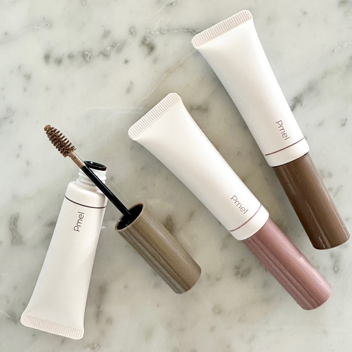 ピメル うそつき眉マスカラ 定番2色 限定1色 各¥1,320（pdc）※3月18日発売。テクニックレスなのに思い通りのうすふわ眉が手に入る。