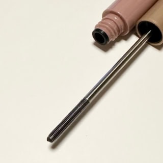 ピメル うそつき美束マスカラ BK ¥1,430(pdc)。根元からグッと持ち上げて、美しい毛束感を実現