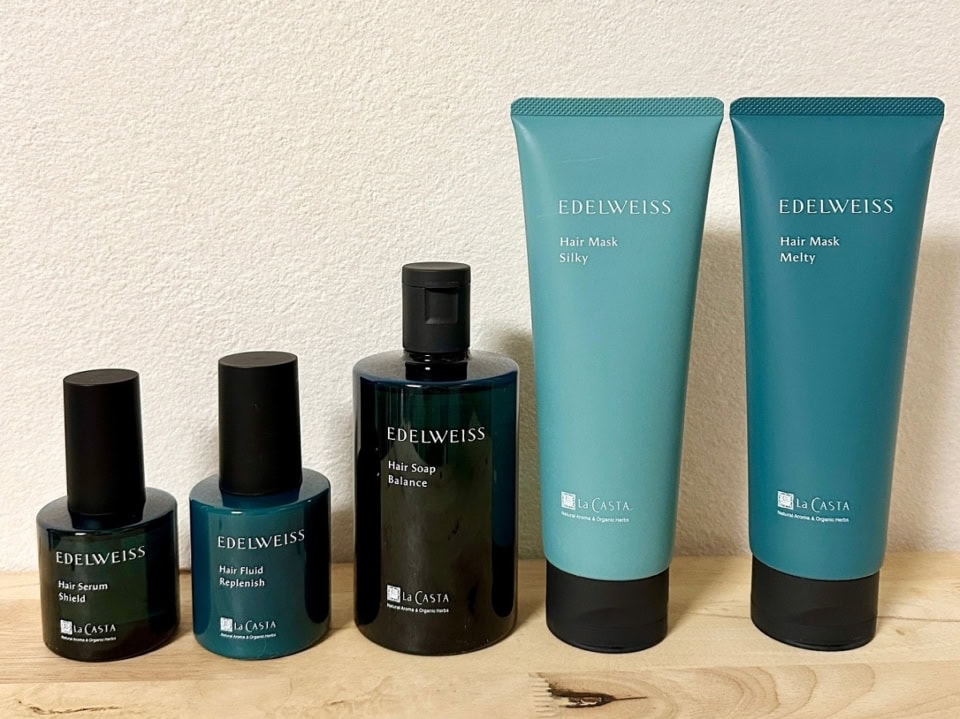 植物研究を積み重ねてきたラ・カスタの新作は、ストレスフルな環境下の髪と頭皮の救世主。右から：エーデルワイス ヘアマスク メルティ／シルキー 各230g 各¥4,070、エーデルワイス ヘアソープ バランス 285mL ¥3,850、エーデルワイス ヘアフルイド リプレニッシュ 95mL ¥4,400、エーデルワイス ヘアセラム シールド 80mL ¥4,620（ラ・カスタ）。