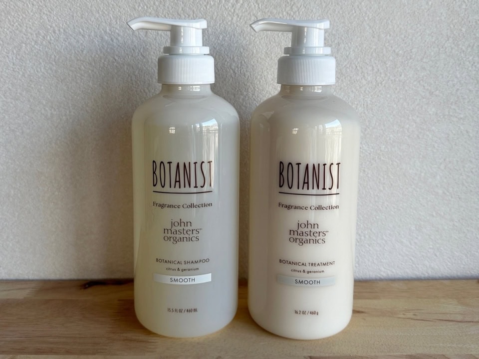 自然由来の精油を使用した絶妙な調香が特徴。右から：ボタニスト ボタニカル トリートメント スムース シトラス＆ゼラニウム 460g ¥1,650、ボタニスト ボタニカル シャンプー スムース シトラス＆ゼラニウム 460mL ¥1,650（I-ne）※限定販売