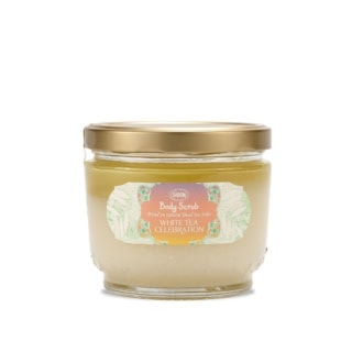ソルト イン オイル処方のボディスクラブで角質ケア。ホワイトティー香る空間で肌も心も満たされる時間を。スペシャルケアとして、週に2回ほどの使用がオススメ。ボディスクラブ ホワイトティー・セレブレーション 600g ￥6,820、320g ￥4,510（SABON Japan）※限定発売