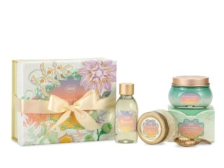 フェイスポリッシャーとシャワーオイル、ボディスクラブのセット。薄着になるこれからの季節にむけてしっかり角質ケアを。フェイス＆ボディケアキット ホワイトティー・セレブレーション ￥7,370（SABON Japan）※限定発売