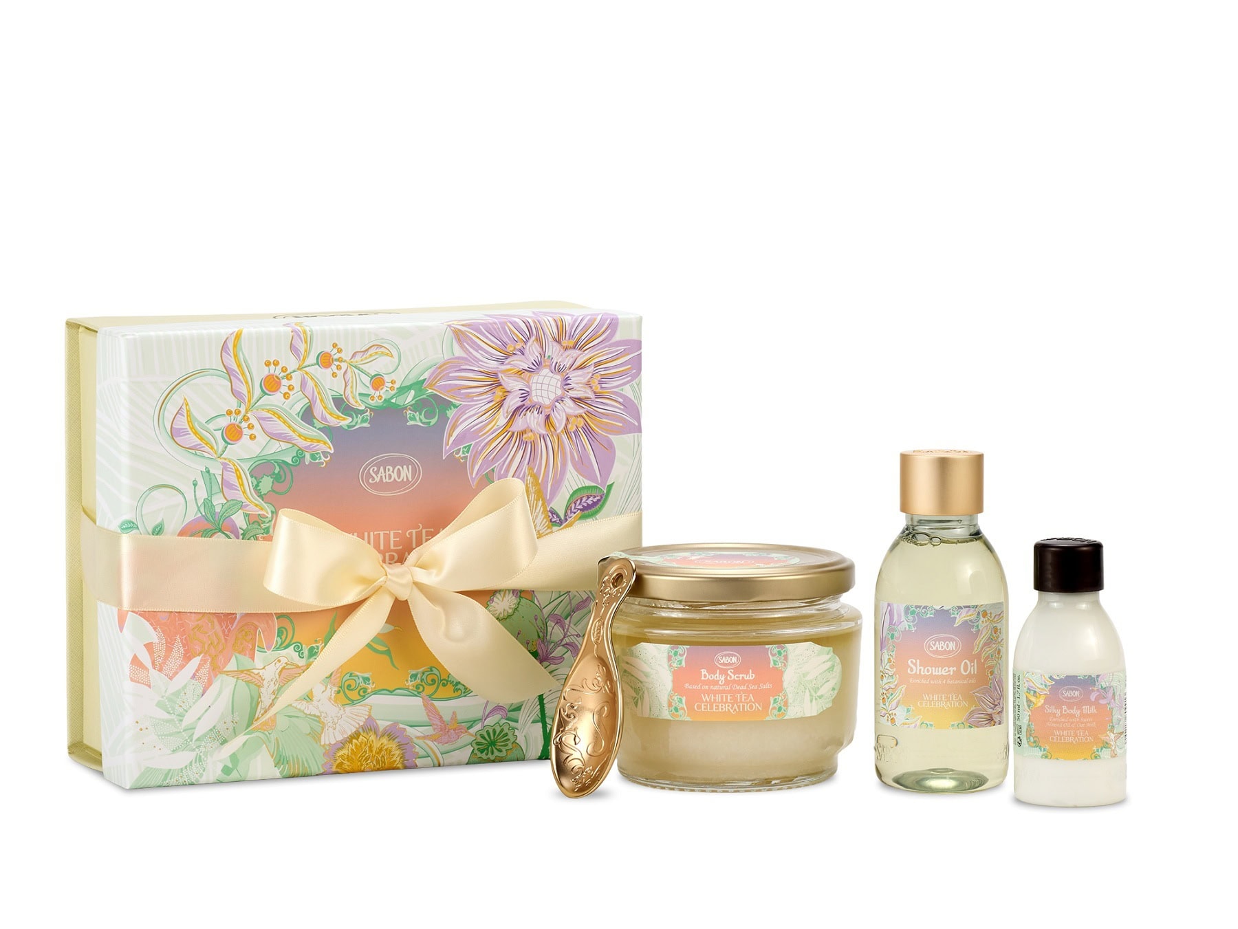心躍る春を感じさせてくれるギフトボックスに、シャワーオイル、ボディスクラブ、シルキーボディミルクをセットして。スクラブキット ホワイトティー・セレブレーション ￥7,480（SABON Japan）※限定発売