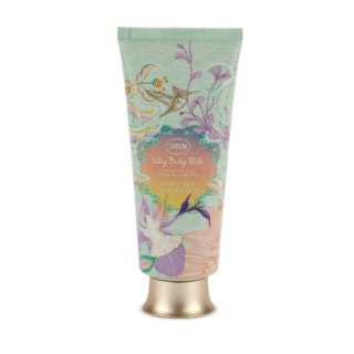 さらりと伸びるなめらかなテクスチャーのボディクリームは、まるでシルクのような上質な潤いが続く。ふとした瞬間にホワイトティーが香り、そのたびに幸せを感じられそう！シルキーボディミルク ホワイトティー・セレブレーション 200mL ￥5,280（SABON Japan）※限定発売