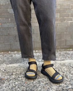 ざっくりとしたリブ感もスポーツサンダルのラフさにマッチ