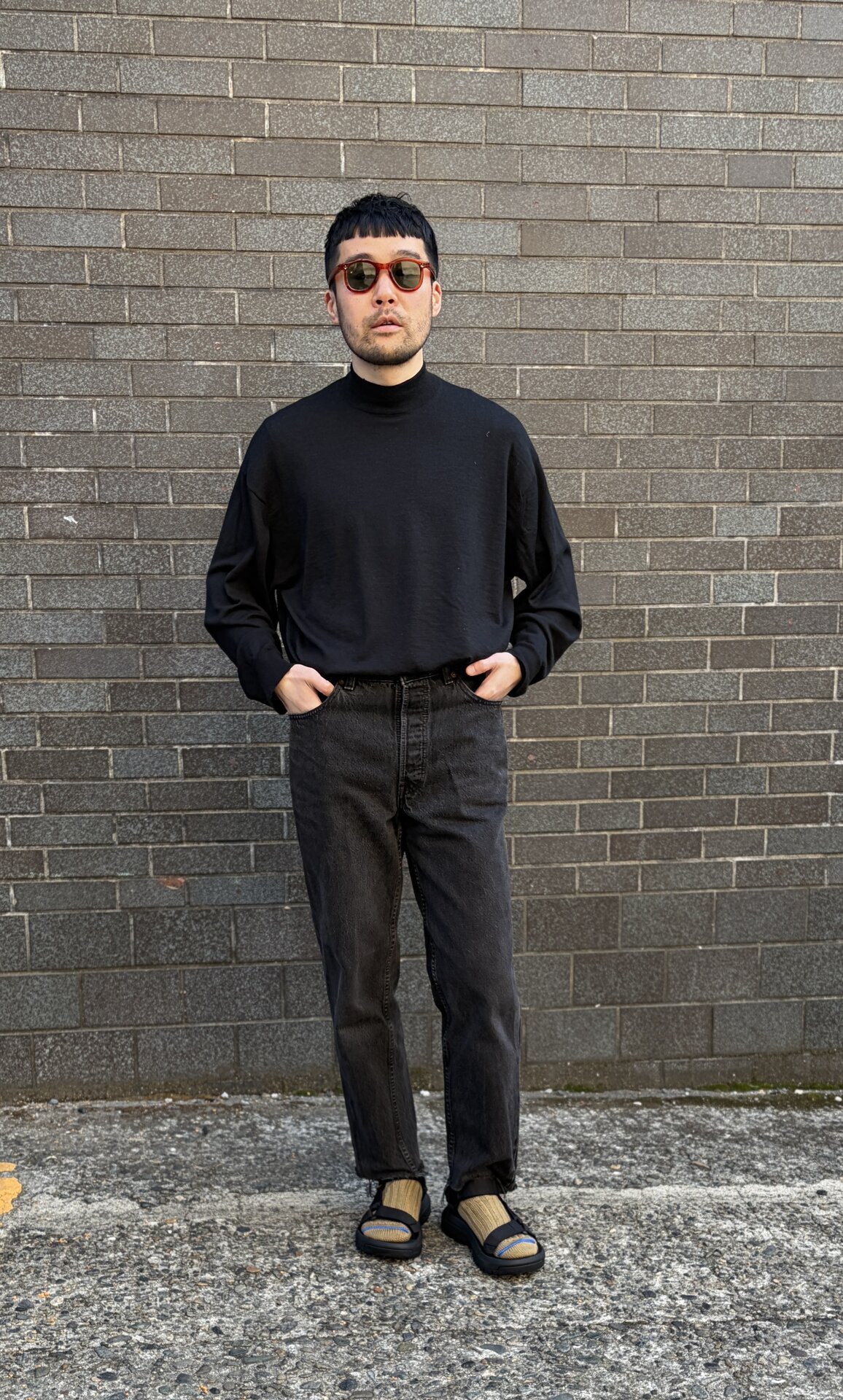 アースカラーのソックスが、オールブラックコーデの絶妙な差し色に。つま先に入れられたブルーのラインもかわいい♡