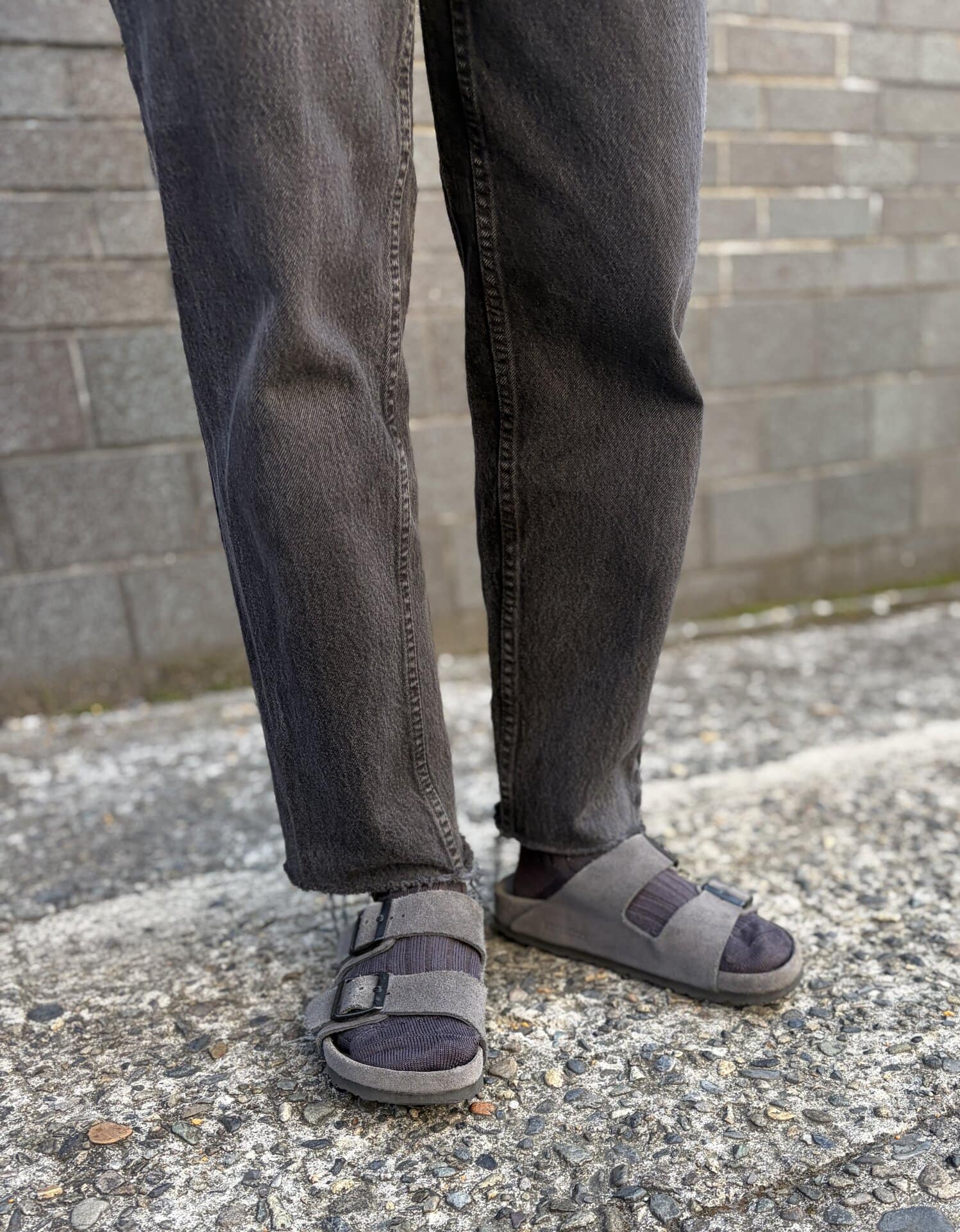 グレーの濃淡で構成した足元が洒落ております！