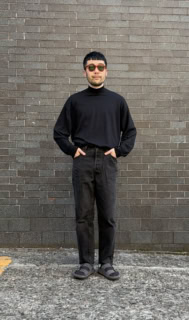 サンダル×ソックスはカジュアルなイメージが強いですが、グレーの同色合わせだとシックで大人っぽい印象に