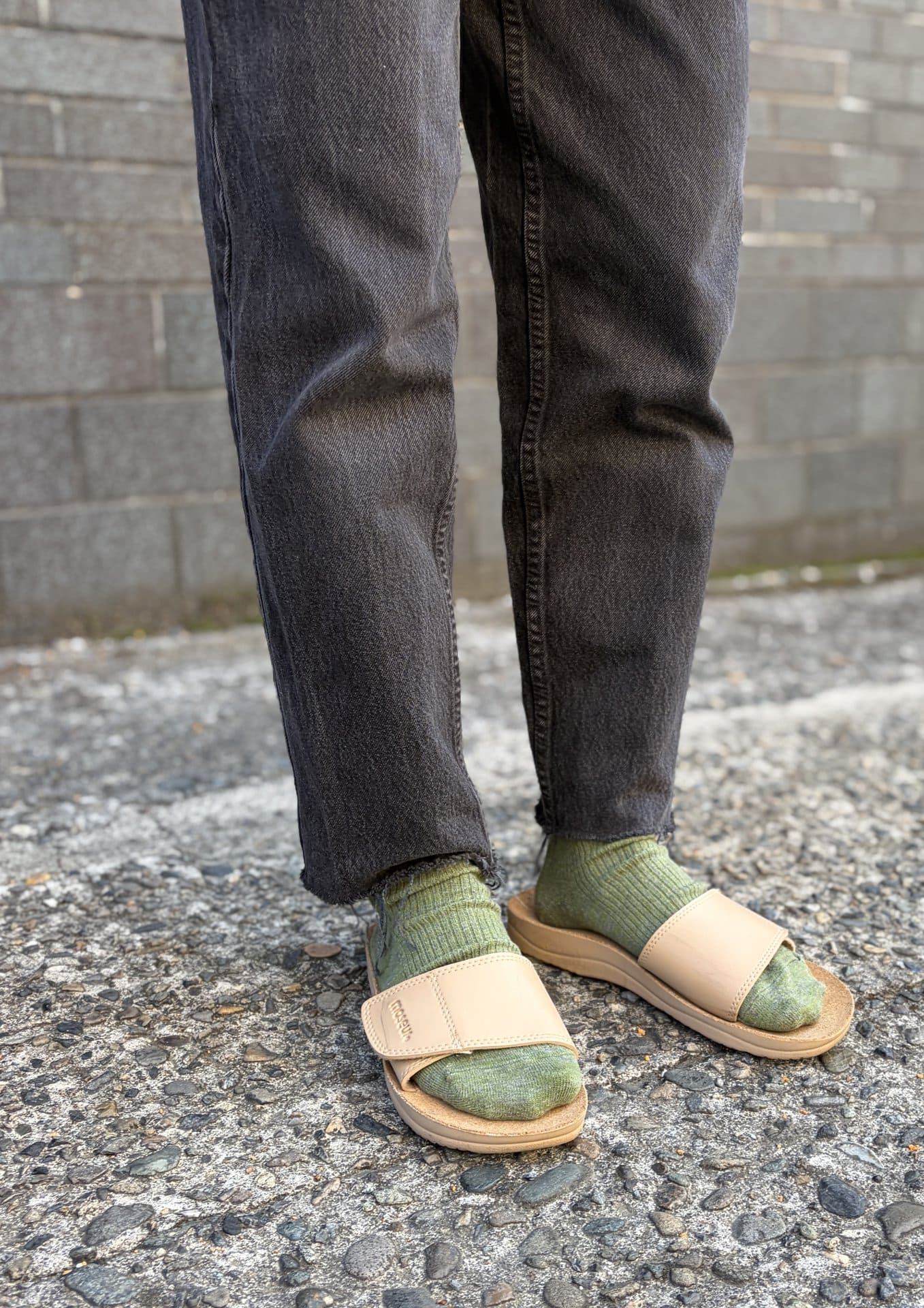 サンダルが上品なレザー製なので、ソックスはほどよい厚さのリブソックスを