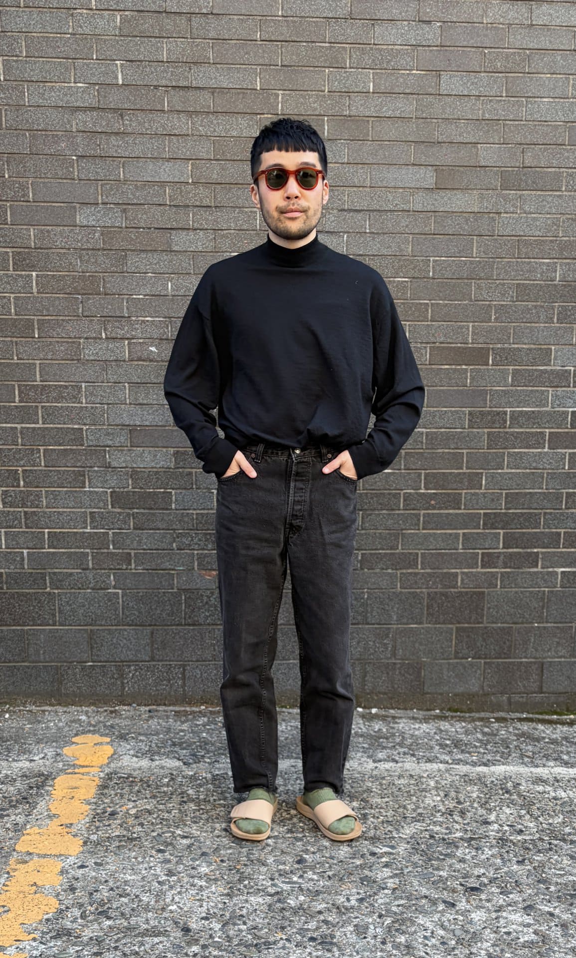 メランジ感のあるグリーンとベージュのアースカラー合わせがおしゃれ。ブラックコーデにも引き立っています