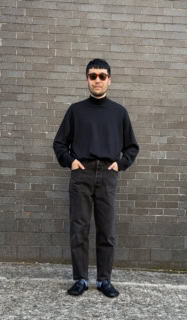 ブラックコーデにチラッと覗くブルーが印象的。春らしい淡い発色なのもイイ感じ