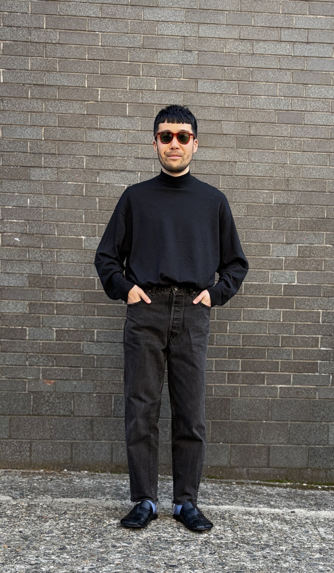 ブラックコーデにチラッと覗くブルーが印象的。春らしい淡い発色なのもイイ感じ