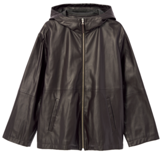 伸縮性のある合成皮革を使用し、しなやかな質感と上品なツヤを実現。リアルレザーよりも軽く、ストレスなく着られるのも嬉しいポイント。レザーライクパーカ¥35,200（サロン アダム エ ロペ）