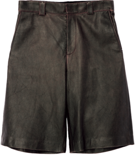 レザーならハーフ丈パンツも大人っぽくはける！ 春夏はフルレングスより断然こちら。パンツ¥187,000（バウト）