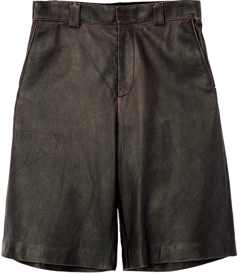 レザーならハーフ丈パンツも大人っぽくはける! 春夏はフルレングスより断然こちら。パンツ¥187,000(バウト)