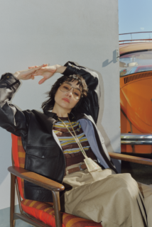 スタイリッシュな佇まいが魅力的な1着。レザージャケット¥352,000（バウト）、ニット¥36,300（オブリオ）、パンツ¥31,900（ハイク／ボウルズ）、メガネ¥69,410（ミュウミュウ／ルックスオティカジャパン カスタマーサービス）、ベルト¥57,200（デアンシェ／S&T）、キーホルダー¥2 5,300（ラ プレスティック ウィストン／サロン アダム エ ロペ）