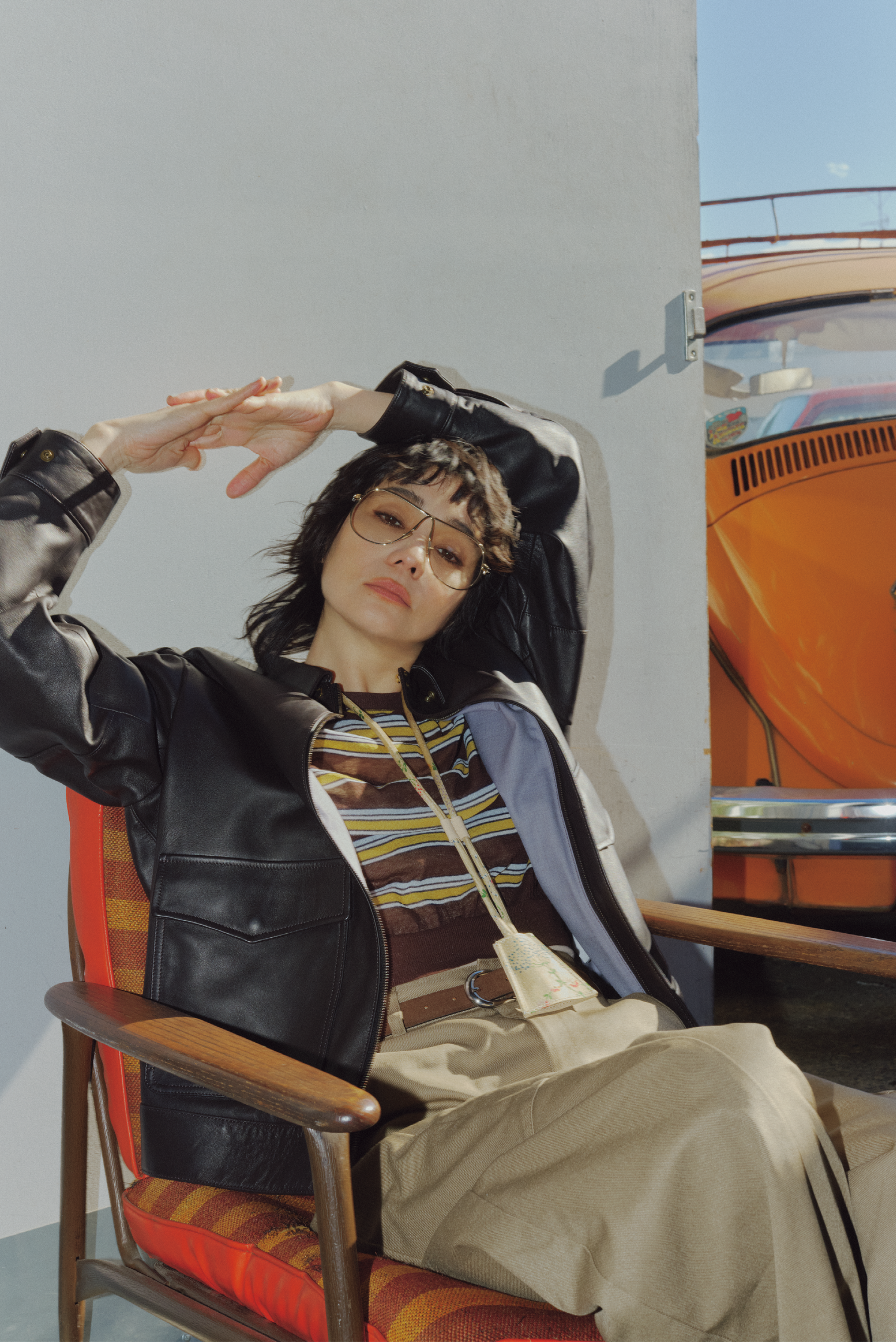 スタイリッシュな佇まいが魅力的な1着。レザージャケット¥352,000(バウト)、ニット¥36,300(オブリオ)、パンツ¥31,900(ハイク/ボウルズ)、メガネ¥69,410(ミュウミュウ/ルックスオティカジャパン カスタマーサービス)、ベルト¥57,200(デアンシェ/S&T)、キーホルダー¥2 5,300(ラ プレスティック ウィストン/サロン アダム エ ロペ)