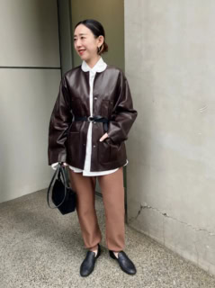 シューズ￥33,000、ジャケット￥198,000、シャツ￥31,900、パンツ￥37,400（全てギャルリー・ヴィー ）、ベルト￥29,700（アンダーソンズ）、バック￥27,500（マロウ／全てギャルリー・ヴィー 丸の内店）、その他は全て本人私物