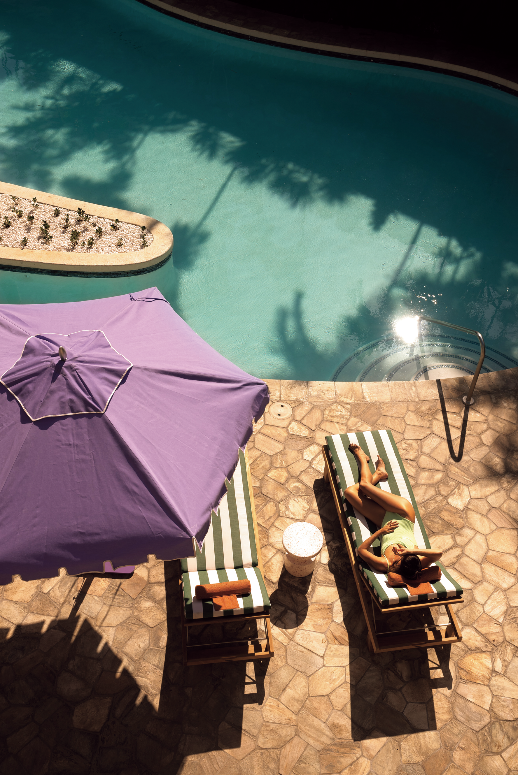 21mのゆったりとしたソルトウォーター・プールは、都会の真ん中に現れた秘密のオアシス。プールサイドにはポップなカラーのパラソルやビーチチェアが並びます。隣接するバーから届くカクテルを片手に、水辺でただただまどろみたい！