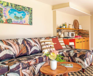 ロビー脇には、マウイ島で焙煎された「Social Hour Coffee」の豆を使うコーヒーショップと、ホテルオリジナルのグッズが並ぶショップが併設。滞在の記憶を持ち帰る、お土産探しにも最適です。