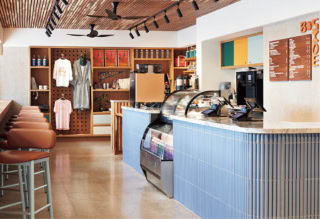 ロビー脇には、マウイ島で焙煎された「Social Hour Coffee」の豆を使うコーヒーショップと、ホテルオリジナルのグッズが並ぶショップが併設。滞在の記憶を持ち帰る、お土産探しにも最適です。