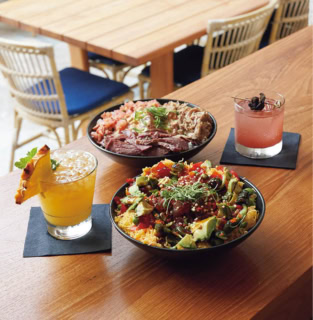 朝からディナーまで楽しめる「RedFish Waikiki」は、ハワイの名門スーパー「フードランド」が手がける大人気ポケ専門店の2号店。鮮度にこだわったクリエイティブなポケは、ひと口ごとに島の個性が感じられる。日が暮れると、店内は本格的なクラフトカクテルや地ビールが似合う活気あるダイニングバーへと表情を変える。ローカルに交じって、ハワイの味と空気を存分に味わって。