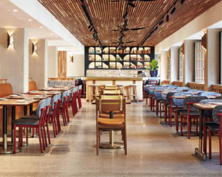 朝からディナーまで楽しめる「RedFish Waikiki」は、ハワイの名門スーパー「フードランド」が手がける大人気ポケ専門店の2号店。鮮度にこだわったクリエイティブなポケは、ひと口ごとに島の個性が感じられる。日が暮れると、店内は本格的なクラフトカクテルや地ビールが似合う活気あるダイニングバーへと表情を変える。ローカルに交じって、ハワイの味と空気を存分に味わって。