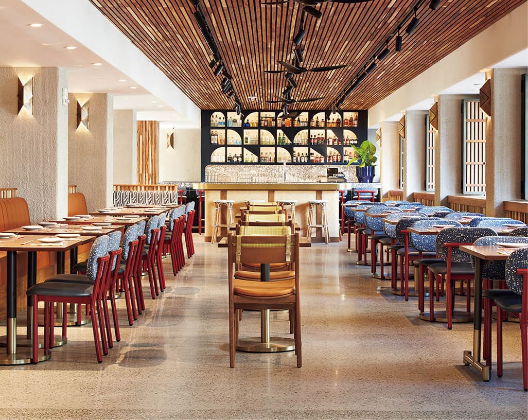 朝からディナーまで楽しめる「RedFish Waikiki」は、ハワイの名門スーパー「フードランド」が手がける大人気ポケ専門店の2号店。鮮度にこだわったクリエイティブなポケは、ひと口ごとに島の個性が感じられる。日が暮れると、店内は本格的なクラフトカクテルや地ビールが似合う活気あるダイニングバーへと表情を変える。ローカルに交じって、ハワイの味と空気を存分に味わって。