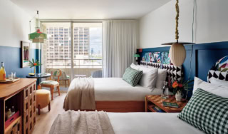客室は、まるでギャラリーのような佇まい。ターコイズブルーやコーラルピンクといったハワイの自然を思わせる鮮やかな色彩と、落ち着いたトーンの家具がミックス。室内にはローカルアーティストの作品や、ハワイ産にこだわったアメニティがしつらえられ、今のハワイのカルチャーに触れられるのも魅力。なかでも注目は最上階のペントハウス。光が降り注ぐ広々としたリビングに加え、開放感溢れるプライベートテラスは、朝の静寂の中でヨガを楽しんだり、大切な人たちとシャンパンを片手にパーティをしたりetc. そんな大人のわがままを優雅に叶えてくれます。