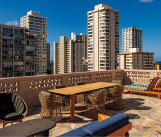 客室は、まるでギャラリーのような佇まい。ターコイズブルーやコーラルピンクといったハワイの自然を思わせる鮮やかな色彩と、落ち着いたトーンの家具がミックス。室内にはローカルアーティストの作品や、ハワイ産にこだわったアメニティがしつらえられ、今のハワイのカルチャーに触れられるのも魅力。なかでも注目は最上階のペントハウス。光が降り注ぐ広々としたリビングに加え、開放感溢れるプライベートテラスは、朝の静寂の中でヨガを楽しんだり、大切な人たちとシャンパンを片手にパーティをしたりetc. そんな大人のわがままを優雅に叶えてくれます。